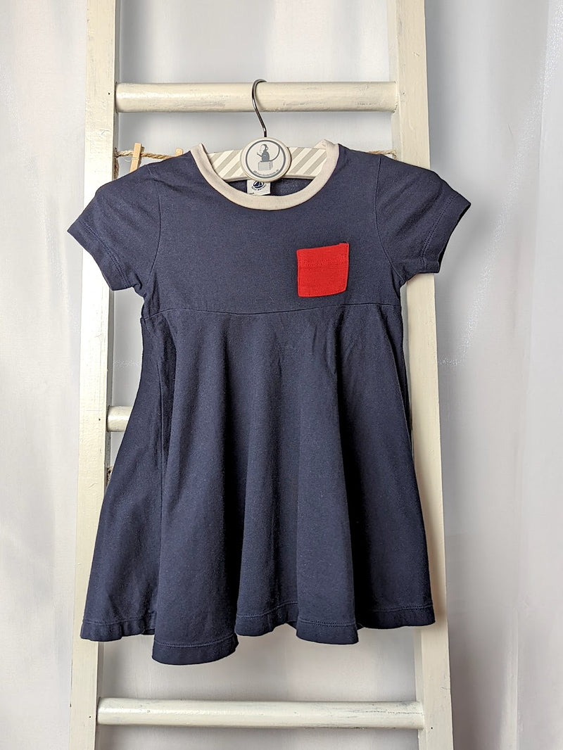 Kleid mit roter Brusttasche - Petit Bateau, Gr.86/92