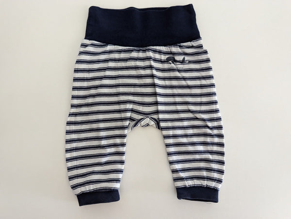 Weiche Stoffhose mit hohem Bund, kleiner Wal - Sanetta, Junge Gr.68